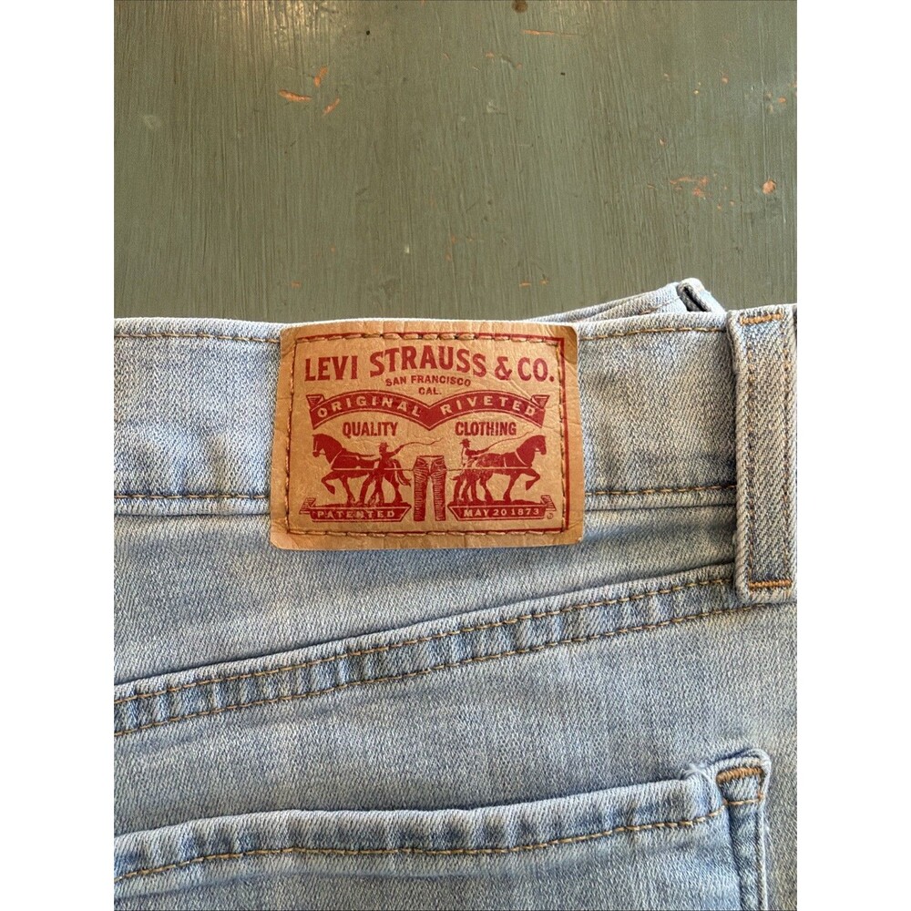 Levi’s Women’s Size 10 Classic Straight Light Wash Jeans W30 L30 - Picture 10 of 11